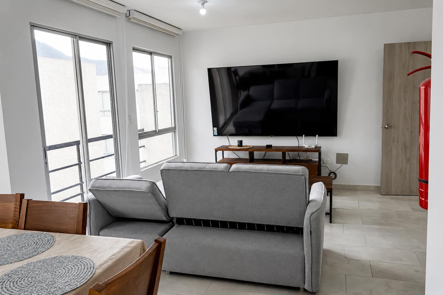 Sala con Smart TV de 86″