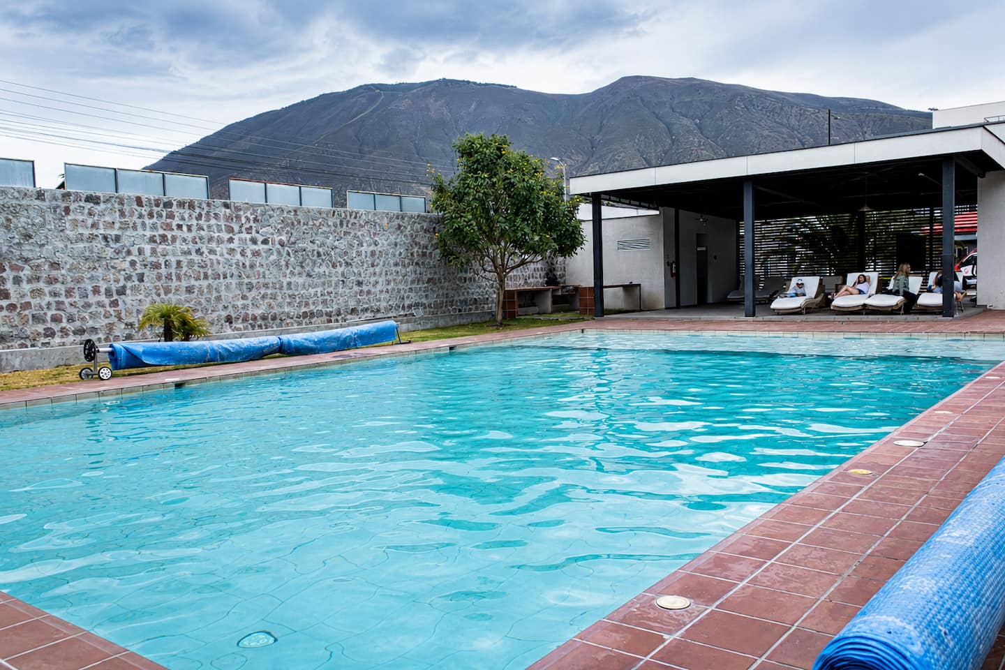 Piscina y vista a la montaña