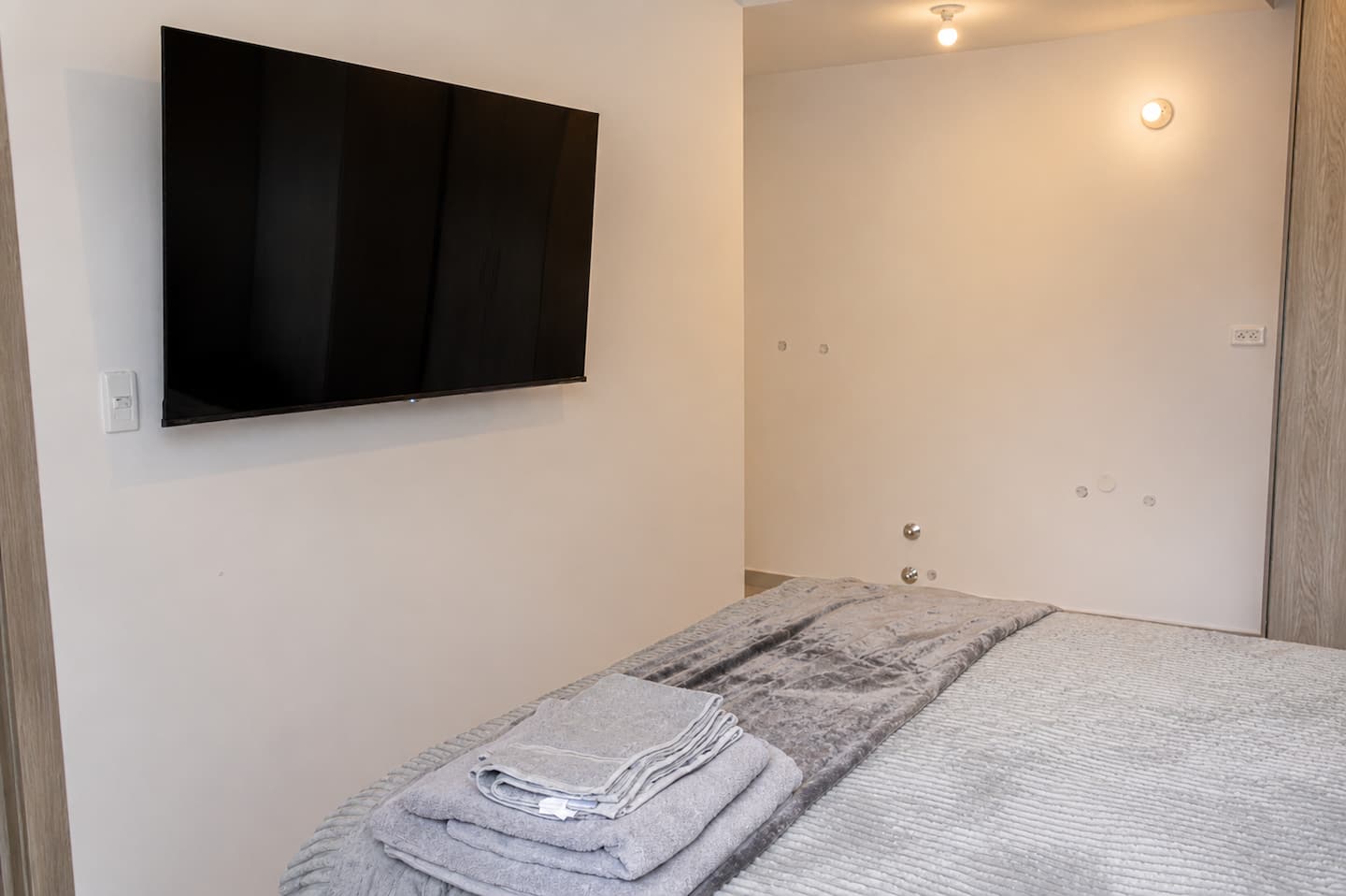 Smart TV de 55″ en dormitorio